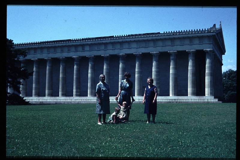 23.Walhalla jun 1966 Omi,Pauli,Mama,Brigitte,Marion.JPG